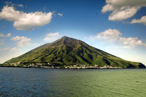 What Are Volcanic Islands? - What are volcanic islands?